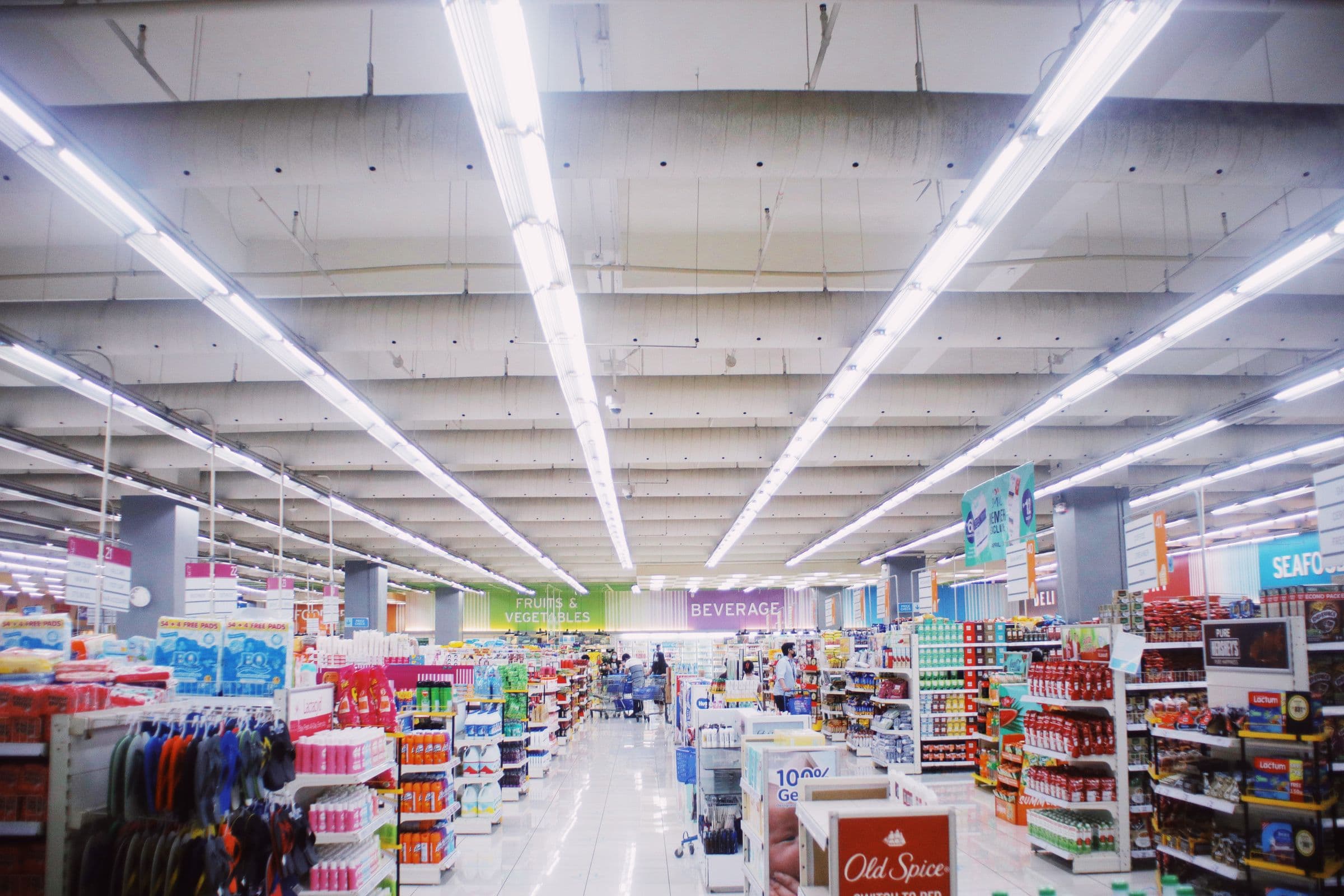 Corredor de supermercado com linhas de luz no teto