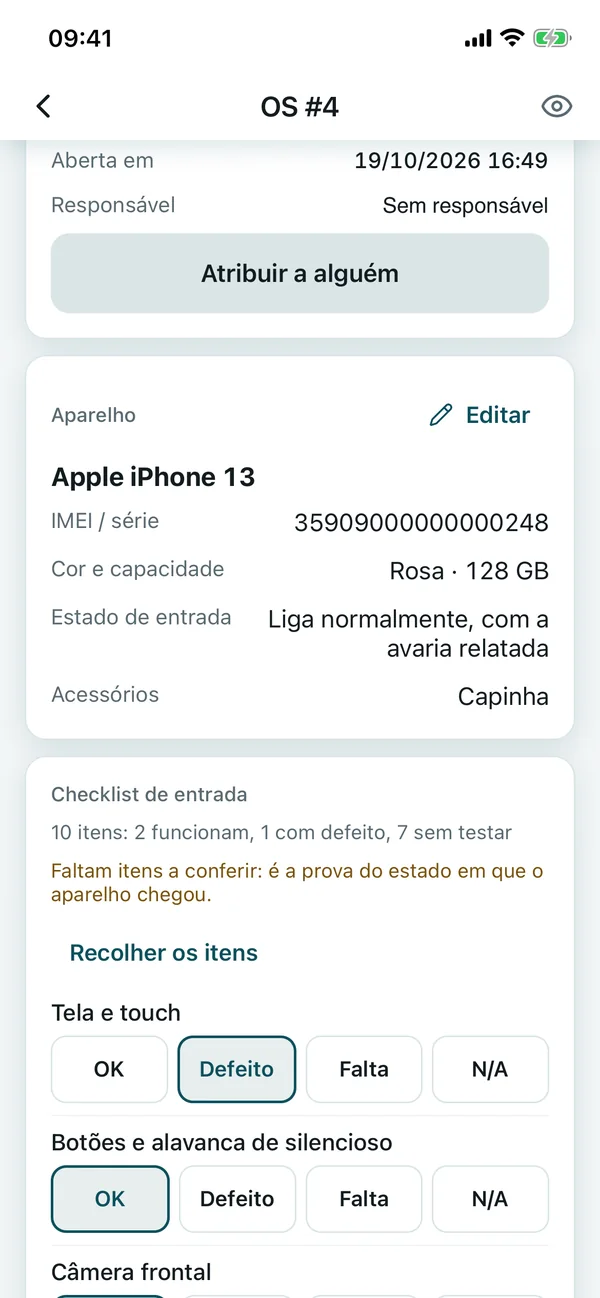 App Nivro no celular, ordem de serviço nº 4: o aparelho Apple iPhone 13 com IMEI, cor, capacidade, estado de entrada e acessórios, e o início do checklist de entrada com a tela marcada como defeito.