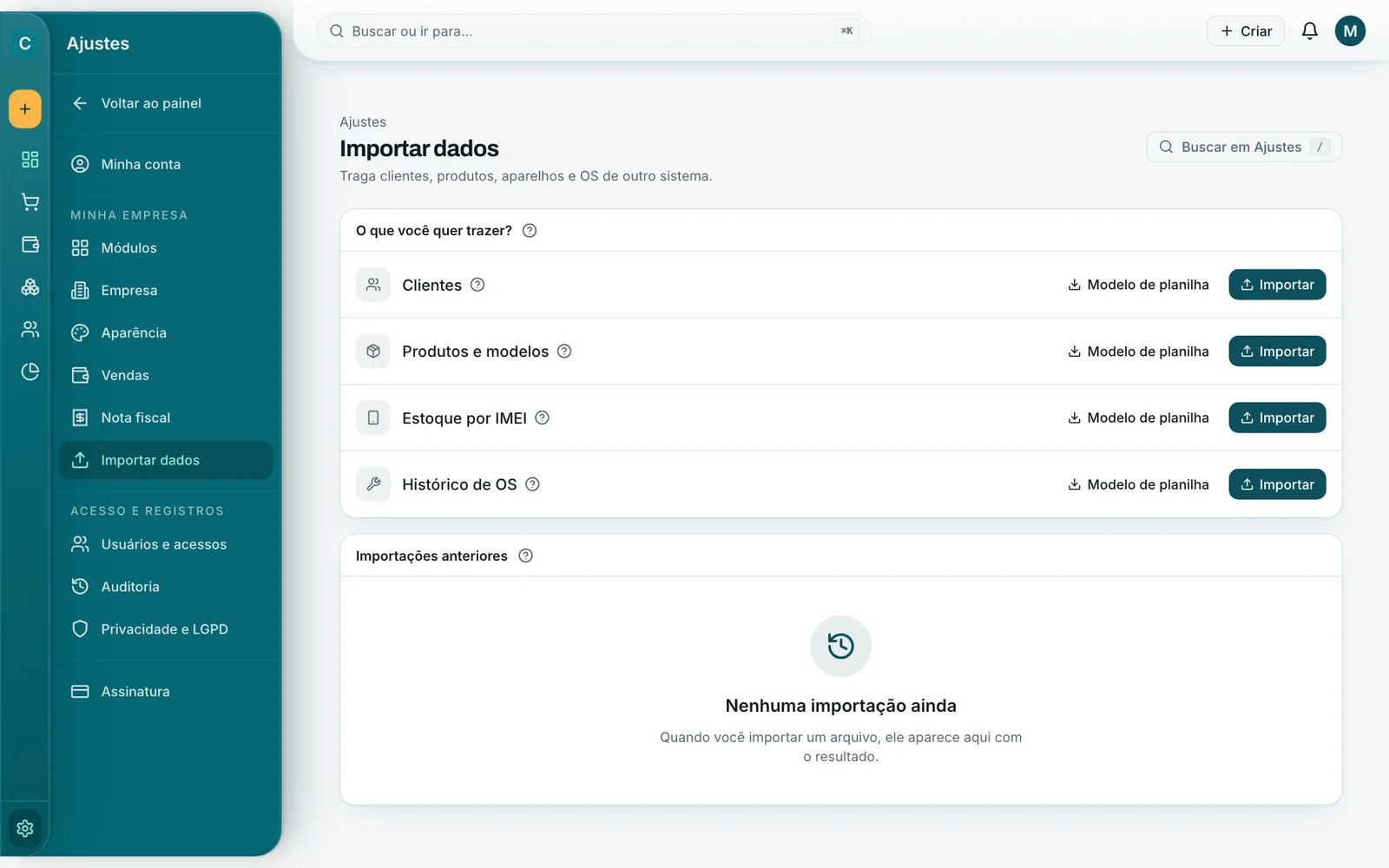 Tela Importar dados, em Ajustes: Clientes, Produtos e modelos, Estoque por IMEI e Histórico de OS, cada um com o botão Modelo de planilha e o botão Importar, e a lista de importações anteriores vazia.